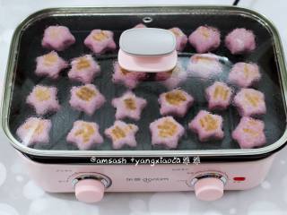 11、紫薯小面包,煎至两面金黄色即可，按压能迅速会弹就表明熟透了