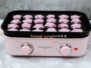 9、紫薯小面包,多功能锅不用刷油，直接把煎盘放在锅上，开小火慢煎