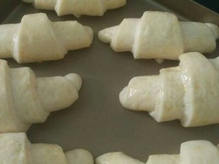 12、牛角面包,刷全蛋液，烤箱170°预热10分钟