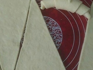 10、牛角面包,取一个三角形面皮，卷起