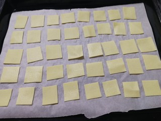 4、烤豆皮【好多鱼】,烤箱180度预热，10分钟。把干豆腐皮摆在烤盘上。
