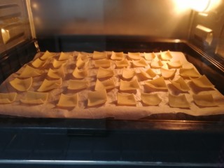 6、烤豆皮【好多鱼】,烤3分钟，四边开始翘起。