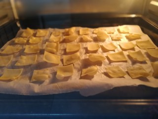 7、烤豆皮【好多鱼】,烤5分钟，有的豆皮开始轻跳起泡泡。