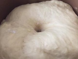4、自制麦辣鸡腿汉堡,揉面程序结束后，按下发酵功能按键，面团发酵至两倍大，手指沾面粉戳中间，周围不回缩面团就发好了