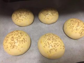 9、自制麦辣鸡腿汉堡,取出后，面包胚表面刷一层蛋黄液，上面撒上适量白芝麻