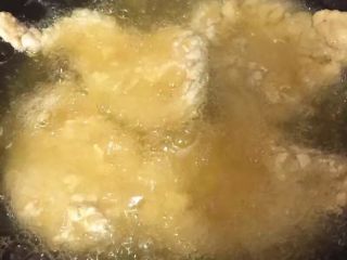 21、自制麦辣鸡腿汉堡,锅中倒入适量玉米油，8成热时放入鸡胸肉，中小火炸至两面金黄熟透就可以了，不要炸太久容易干巴巴的不好吃
