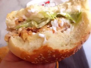 25、自制麦辣鸡腿汉堡,咬一口是不是很美味呢？好吃哦