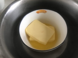 2、巧克力螺旋饼干,黄油隔热水融化