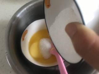 3、巧克力螺旋饼干,加入白砂糖搅拌至融化