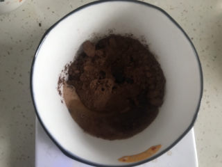 4、巧克力螺旋饼干,可可粉中加入融化好的黄油10克，牛奶10克