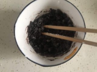 5、巧克力螺旋饼干,搅拌成絮状