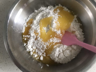 6、巧克力螺旋饼干,把剩余的黄油和牛奶倒入面粉中搅拌至絮状