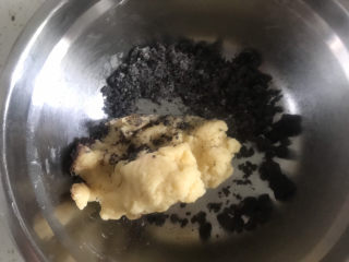 8、巧克力螺旋饼干,分出一半的面团加入刚刚搅拌的可可粉面絮