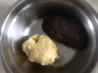 9、巧克力螺旋饼干,揉均匀成面团