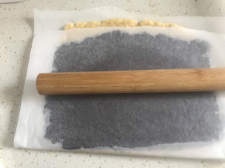 12、巧克力螺旋饼干,盖上油纸擀成1厘米厚的薄片