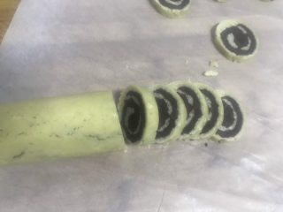 14、巧克力螺旋饼干,拿出来切成薄片