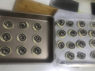 15、巧克力螺旋饼干,放入烤盘