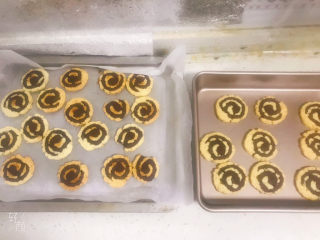 17、巧克力螺旋饼干,烤好取出来晾凉