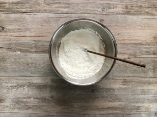 2、芝麻软面包,糖、盐、奶粉、面粉混合。