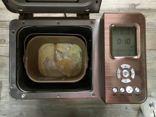 3、芝麻软面包,依次将粉类、液体类、及酵母水倒入面包机内,设置和面10分钟。