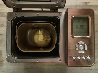 4、芝麻软面包,加入黄油,再和面20分钟。