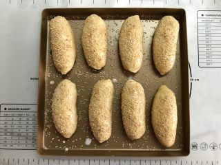 14、芝麻软面包,刷上牛奶,撒上芝麻。