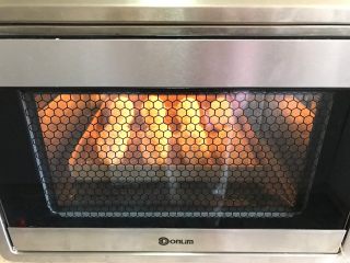 15、芝麻软面包,预热结束,将烤盘放入中层进行烘烤,约20分钟。