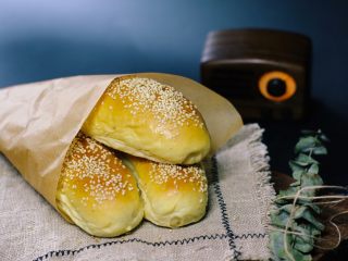 16、芝麻软面包,烘烤结束,取出晾凉。