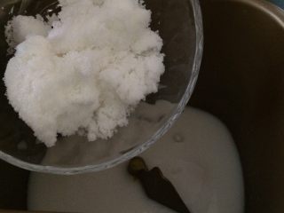 4、蜂蜜小面包,在面包机一角放入白糖