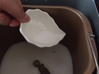 5、蜂蜜小面包,白糖的对角放入精盐，错开距离，切不可把盐和糖放一起