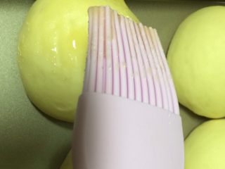 15、蜂蜜小面包,取出发酵好的面包胚，蜂蜜稍加一点水稀释一下，然后在小面包表层刷一层蜂蜜水