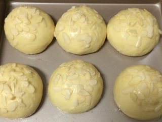 16、蜂蜜小面包,取适量扁桃仁沾在小面包表面上