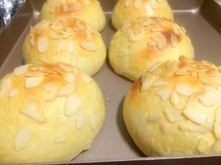 17、蜂蜜小面包,烤箱提前180度预热5分钟，面包放入烤箱中层165度烤25分钟，烤箱品牌不同温度有所差异，具体根据自家烤箱温度来设定