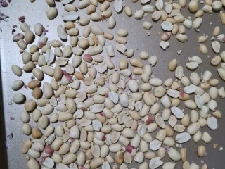 1、花生一口酥,生的花生仁烤箱烤熟，去皮