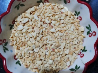 2、花生一口酥,倒入保鲜袋里，用擀面杖轻轻压碎，不用压的很碎，有颗粒口感更好
