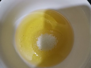 3、花生一口酥,花生油里加入白砂糖，拌匀