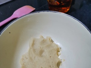 4、花生一口酥,加入低筋面粉，揉成面团