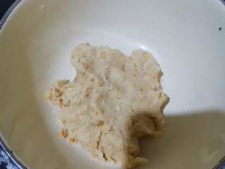 5、花生一口酥,加入花生碎，揉匀