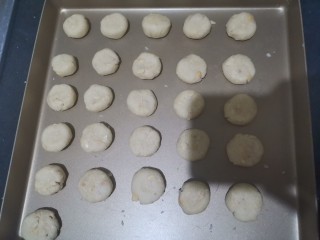 6、花生一口酥,取15克左右的面团，揉圆，轻轻压一下，做成小饼干