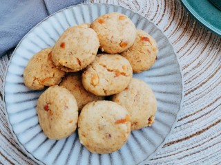 8、花生一口酥,因为用的花生油，特别的香，一口一个