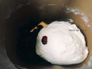 2、蔓越莓乳酪软欧包,倒入黄油和蔓越莓干，再次启动和面程序，30分钟左右。