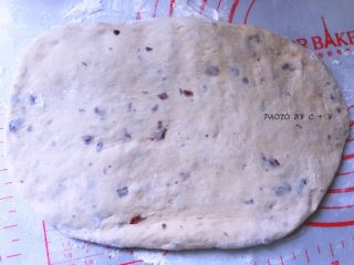 5、蔓越莓乳酪软欧包,醒发好的面团擀成长方形。
