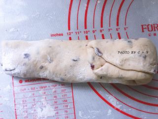 8、蔓越莓乳酪软欧包,右侧向左折叠1/3，左侧再向右折叠，朝中心收紧包裹住，揉成光滑的面团。