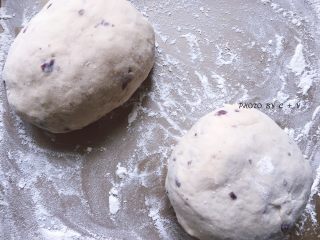 9、蔓越莓乳酪软欧包,放入烤箱内，35度发酵30分钟左右。