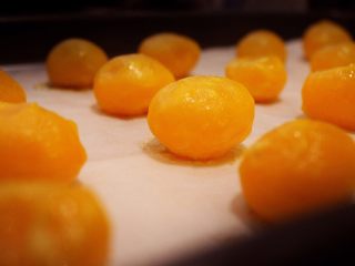 1、4色蛋黄酥,咸鸭蛋黄泡上朗姆酒隔夜,烤箱170度上下火烤8分钟