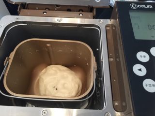 2、4色蛋黄酥,将水油皮的所有材料放入面包机(或手揉)