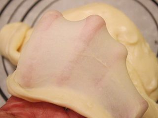 3、4色蛋黄酥,揉成有薄膜的光滑面团(必须揉到出膜)