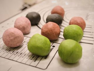 5、4色蛋黄酥,油酥皮的低粉和猪油先混合揉匀,再平均分成10小份,按自己喜欢的颜色分别揉出4种颜色后盖上保鲜膜静置15分钟