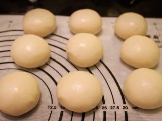 7、4色蛋黄酥,虎口收紧包好,收口朝下,全部做完静置15分钟