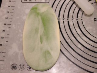 8、4色蛋黄酥,擀成牛舌状